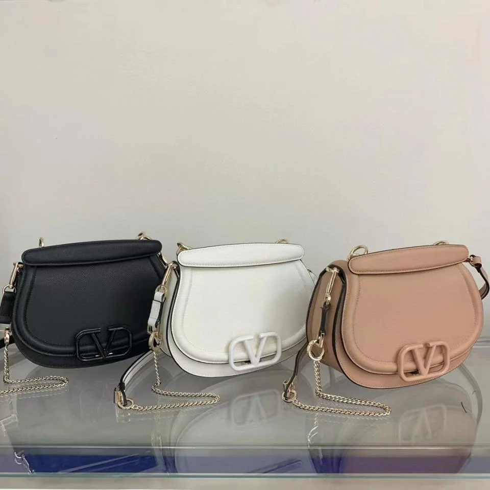 VERSACE同色LOGO馬鞍包